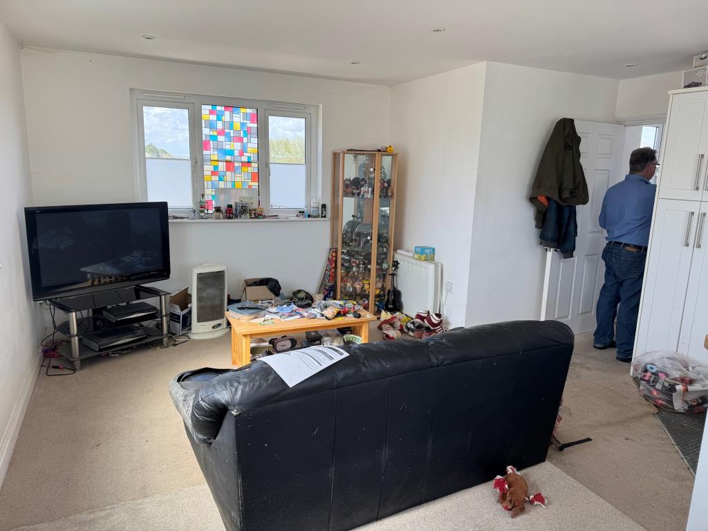 Lot: 167 - FLAT WITH WRAPAROUND BALCONY AND PARKING FOR INVESTMENT - Living room with smooth walls and ceiling painted white